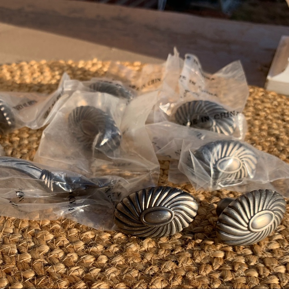 8 cabinet knobs / 1 drawer pull - Pewter